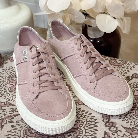 UGG Women’s Alameda Lace Sneaker size 6.5 - Picture 8 of 9